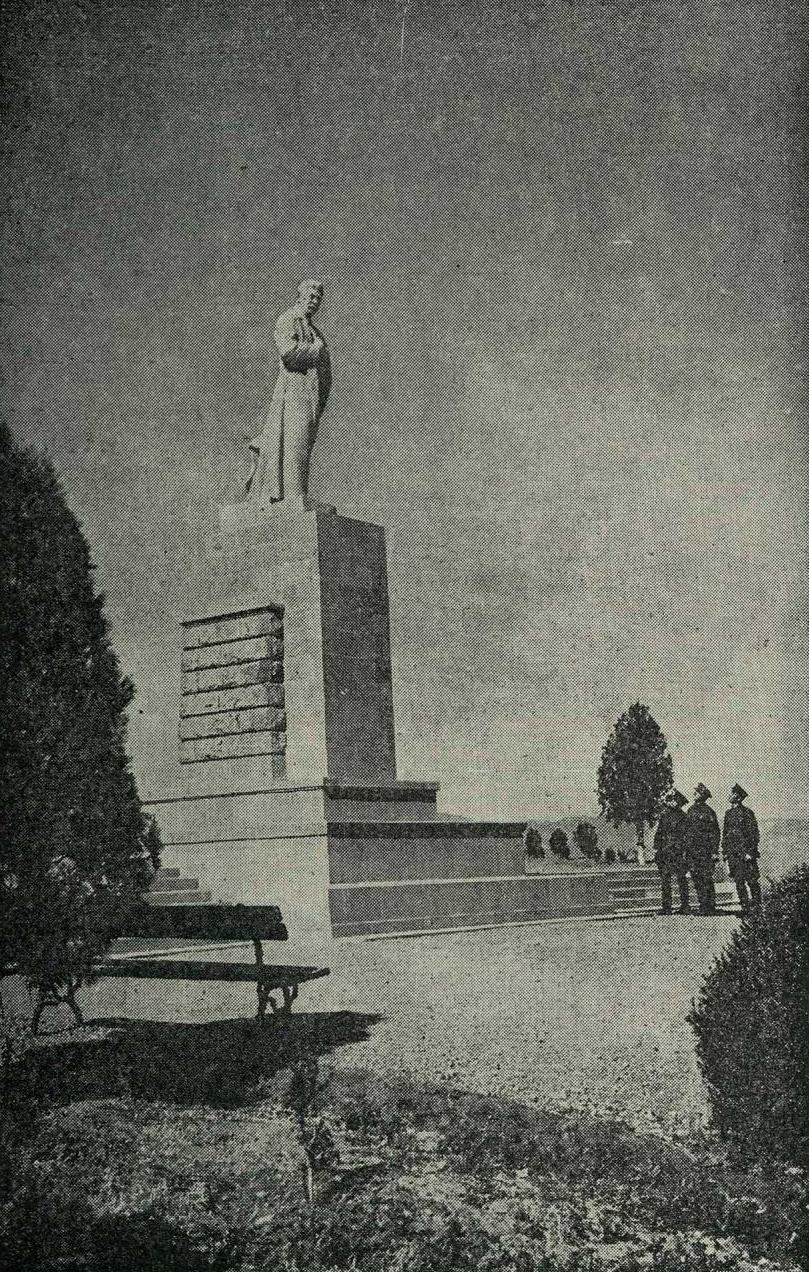 Тбилиси. Скульптура товарища Сталина в Парке культуры и отдыха им. Сталина.