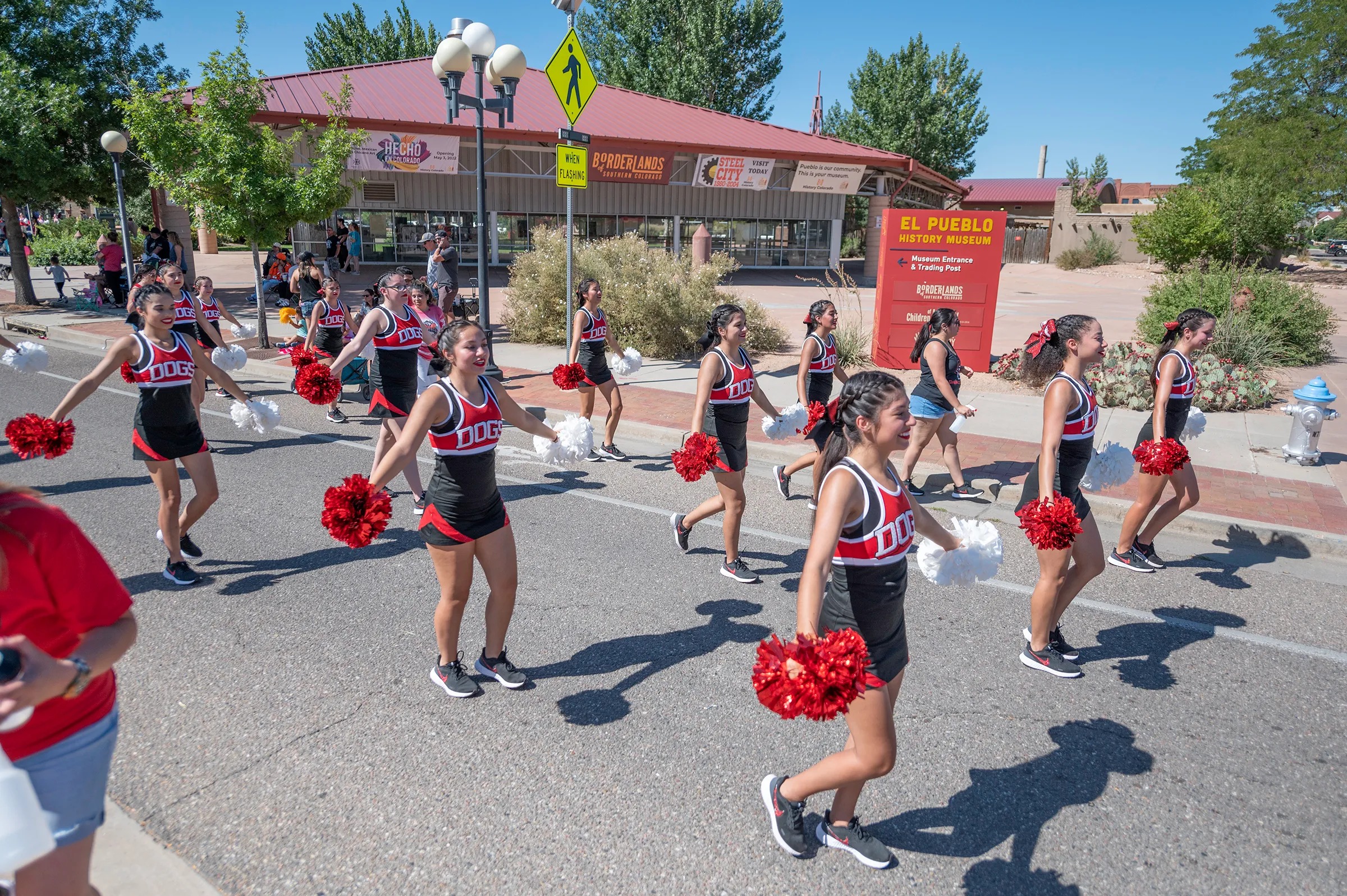 Группа поддержки "Pueblo Centennial" марширует по центру города Пуэбло во время парада на ярмарке штата Колорадо
