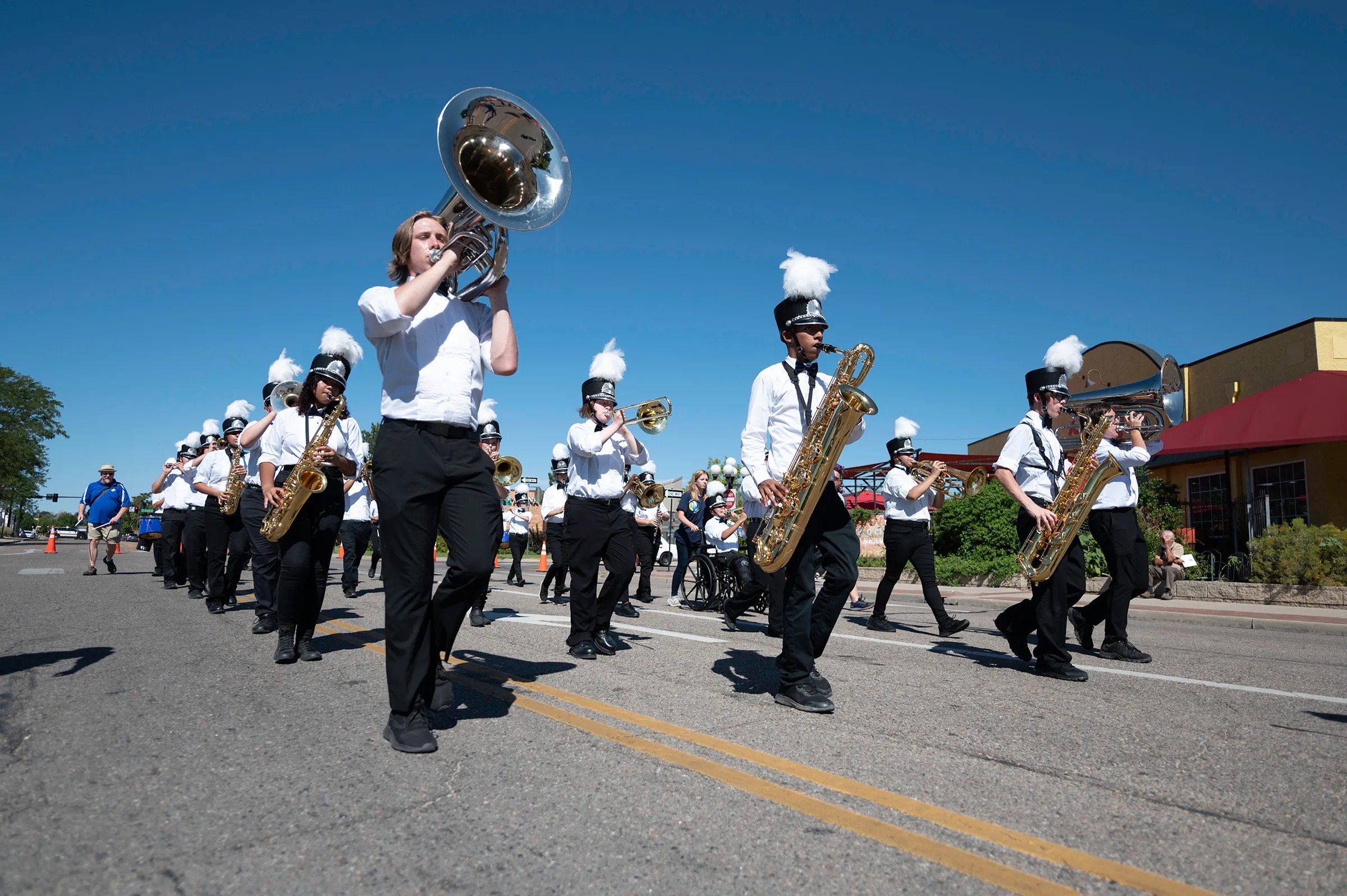 Оркестр Центральной средней школы Пуэбло движется по Сити-центр драйв в Пуэбло во время парада на ярмарке штата Колорадо