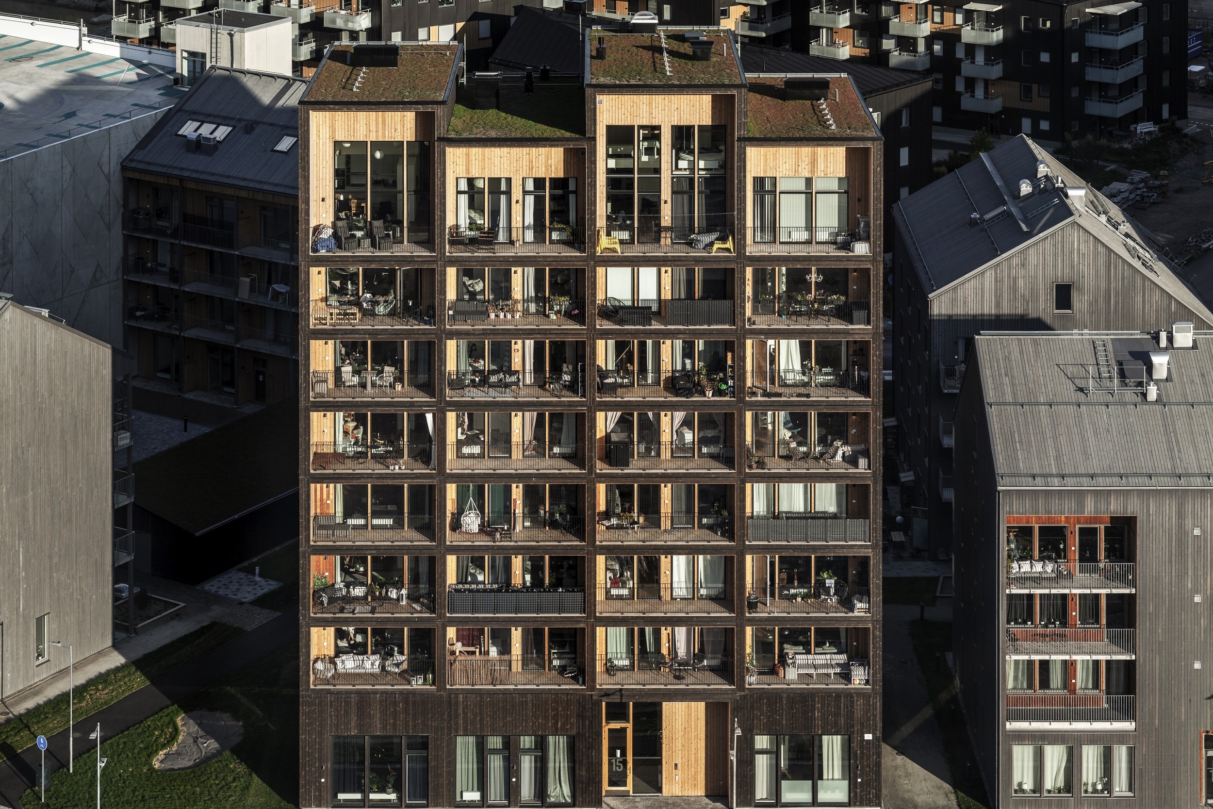 Самое высокое деревянное здание Швеции — жилая башня в 8,5 этажей по проекту C.F. Møller в городе Вестерос. Башня построена из поперечно-клееной древесины (cross-laminated timber) с небольшим добавлением клееного бруса (glulam)