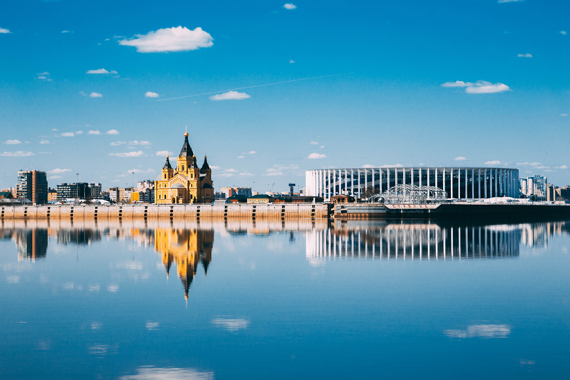 Панорама Стрелки Оки и Волги (чаще просто Стрелка) — одной из главных природных достопримечательностей в историческом центре Нижнего Новгорода. Находится на месте слияния рек Оки и Волги