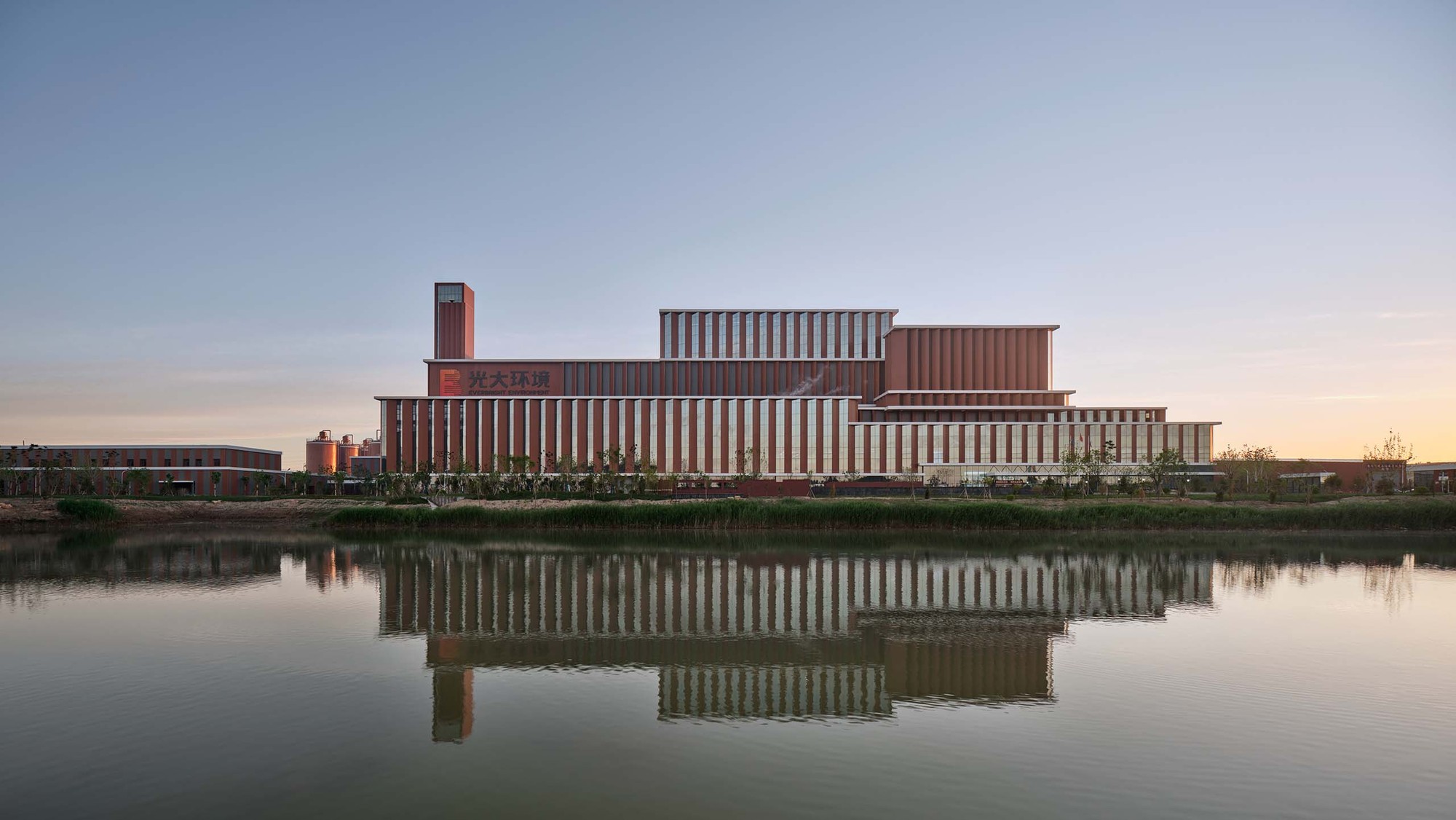 Facade Design of Tianjin Beichen Guangda Waste-to-energy Plant / Atelier NiYang. Photo: ZY Architectural Photography