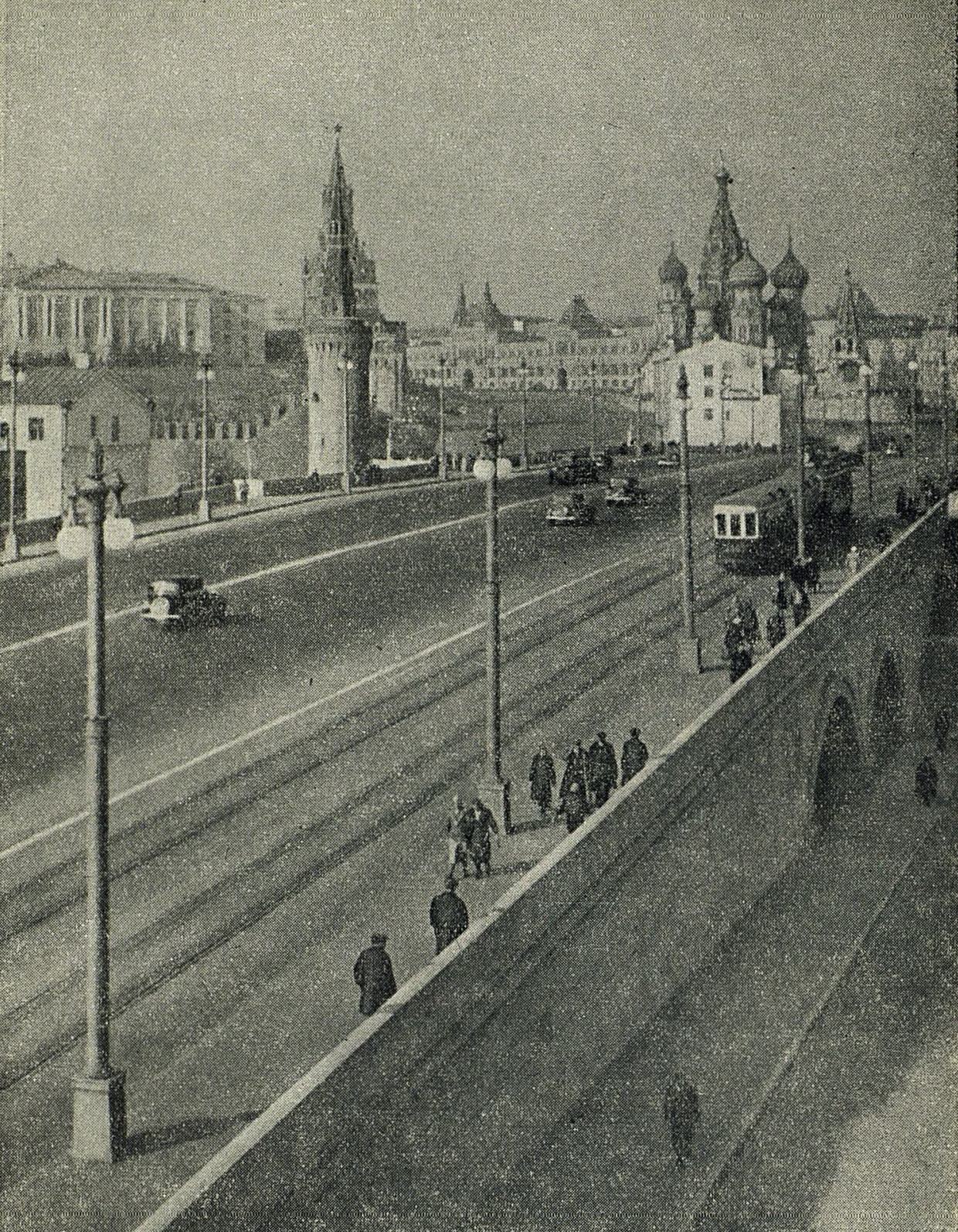 Новый Москворецкий мост через Москва-реку. Вдали видны храм Василия Блаженного, въезд на Красную площадь и кремлевские стены.