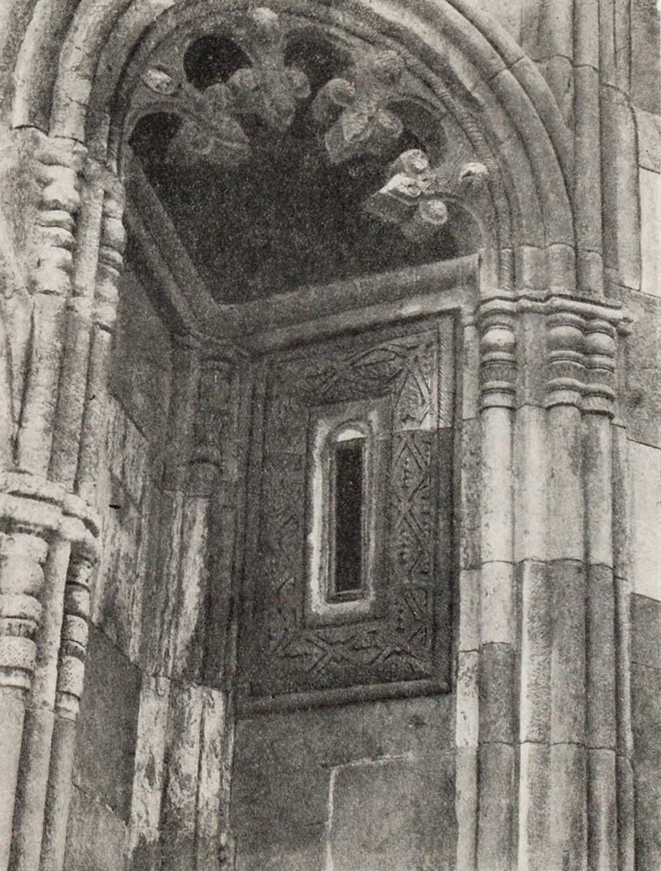 Рис. 48. Икорта. 1172 г. Ниша алтаря (восточный фасад)