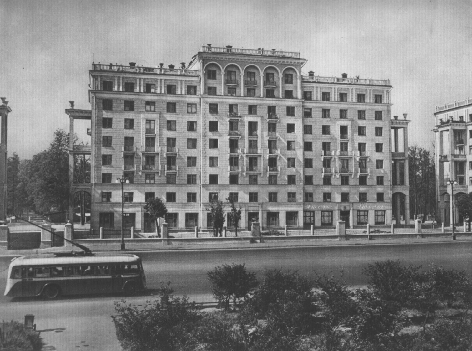 Большая Калужская улица. Жилой дом. А. Г. Мордвинов. 1940. Из альбома «Советская архитектура за XXX лет РСФСР» (1950)