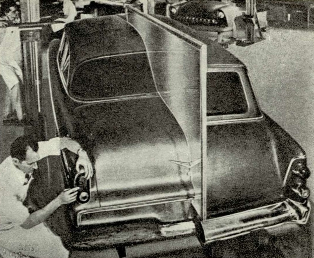 Модель автомобиля с выполнением, левой и правой половин в разных вариантах и с зеркалом (Плимут).