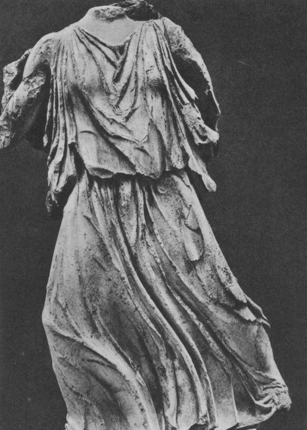 Рис. 7. Женская фигура с фронтона Парфенона