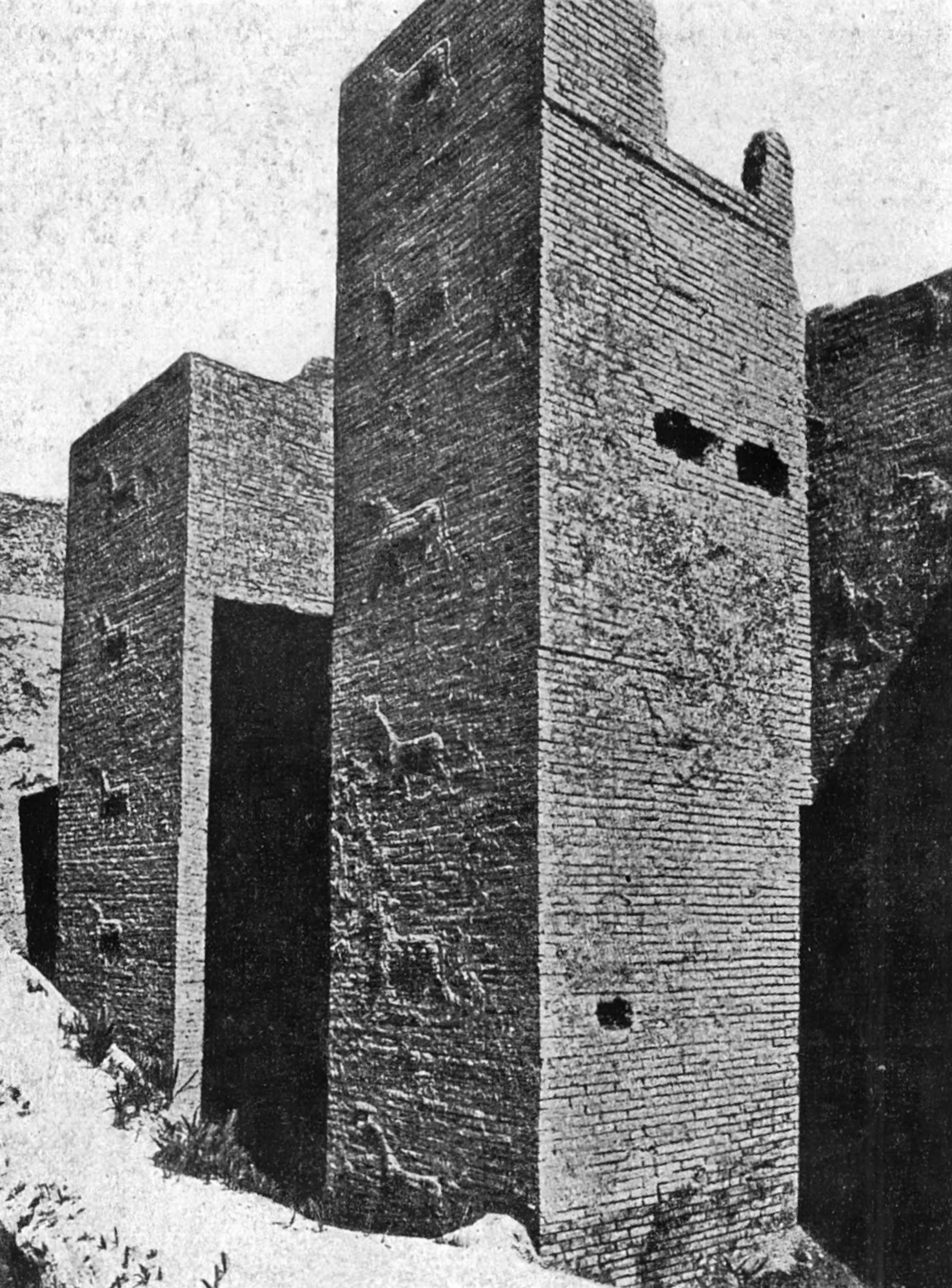 37. Западные башни храма Иштар. Вавилон. 604—561 гг. до н. э.