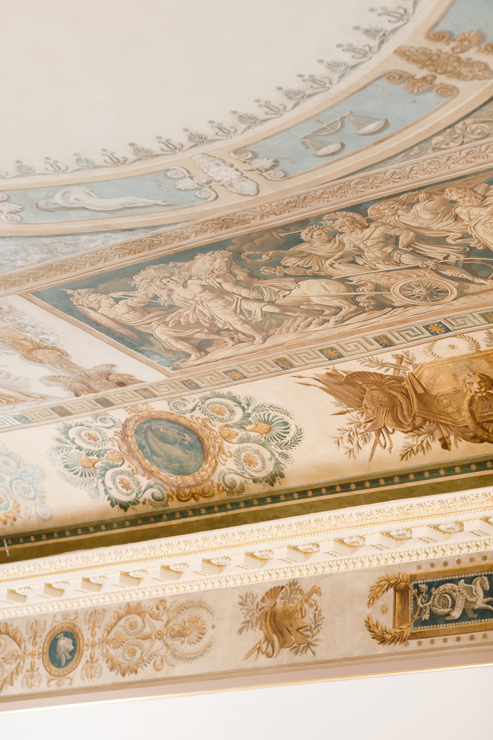 Девелопер VOS’HOD завершил реставрацию росписи Джованни Батиста Скотти (1776—1830) в комплексе с Cheval Court, ранее — здании Мастерового двора Придворного конюшенного ведомства в Санкт-Петербурге