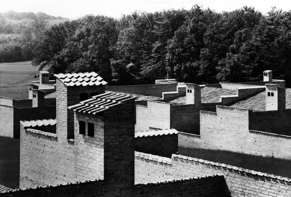 Courtyard and terraced housing, Fredensborg. Architect: Jørn Utzon. Image Date: 1962. The development consisted of 47 courtyard and 30 terraced houses designed for Danish foreign service retirees. Source: RIBA