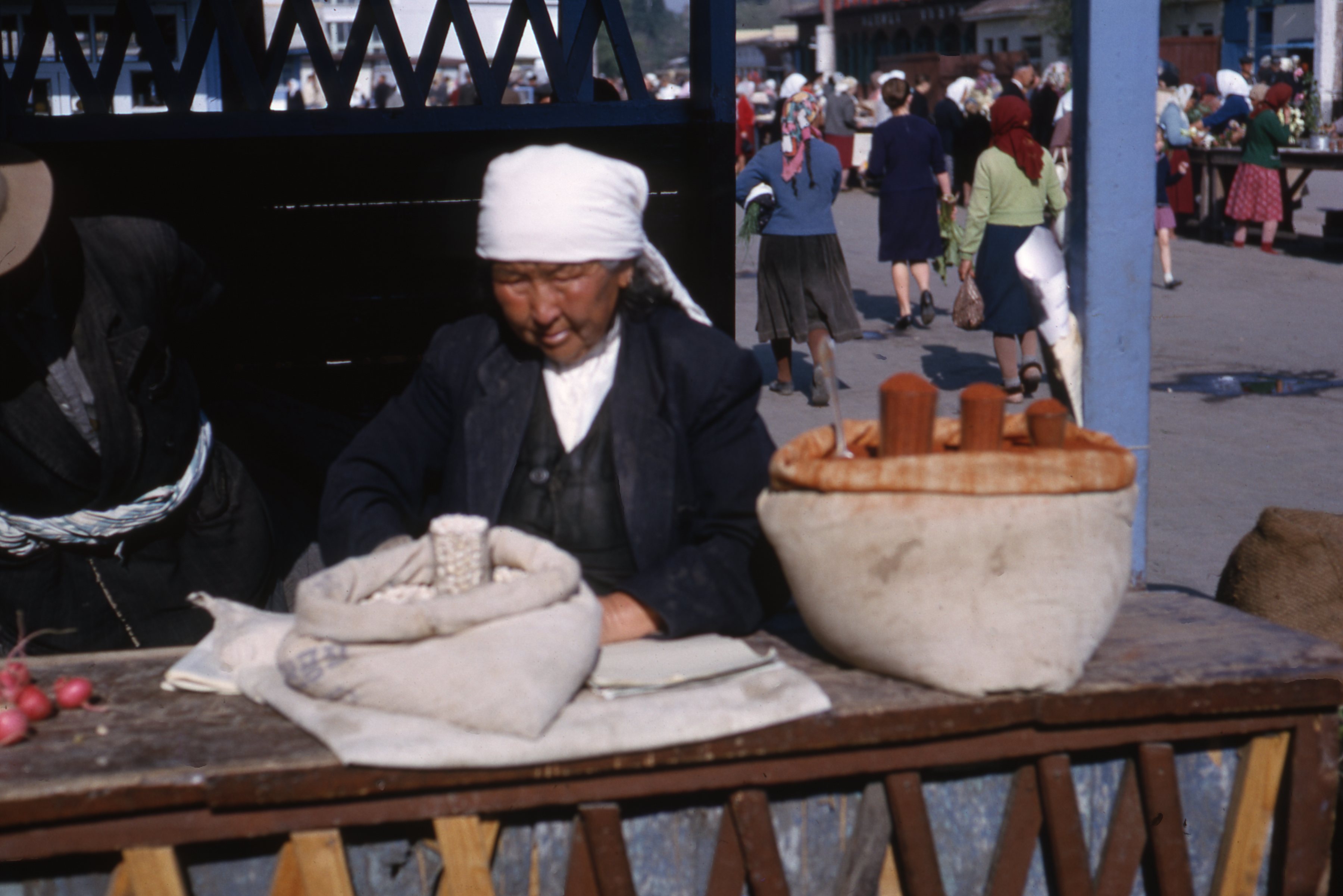 Фотоархив Томаса Т. Хаммонда. Коробка под лейблом «MA32 Alma Ata, Peasant Market, Pioneer Day»
