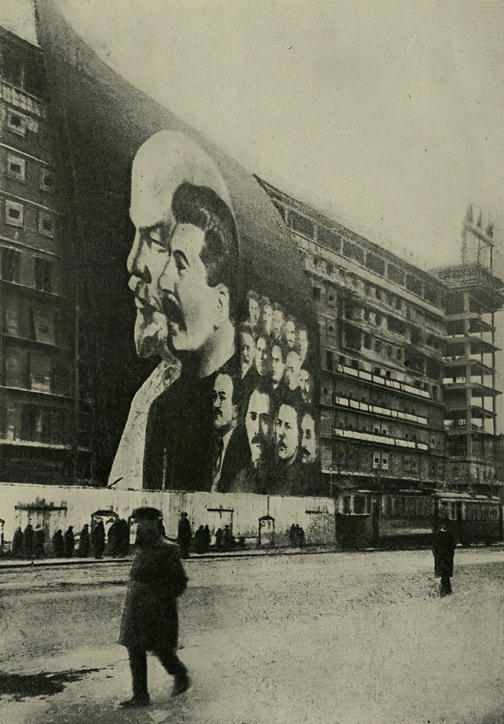 Г. Клуцис. Оформление Охотного ряда в Москве. Октябрь. 1933. G. Kloutsis. Décoration pour les fêtes d’Octobre à Moscou. 1933.