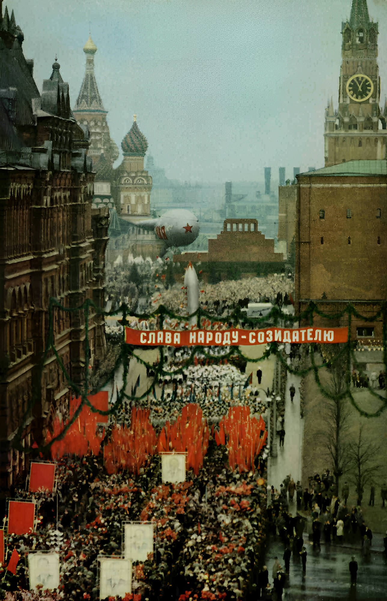 Дирижабли, ракеты и демонстранты движутся по Красной площади в первомайский день