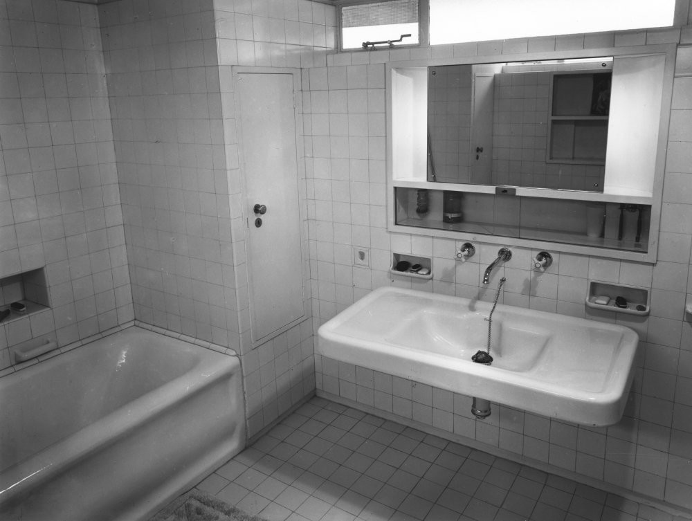 Penthouse, Highpoint Two, North Hill, Highgate, London: the wall-hung basin and fitted accessories in the bathroom. Architect/Designer: Lubetkin & Tecton. Photo: John Maltby. England, London. 1938. Style: Modern Movement. Source: RIBA