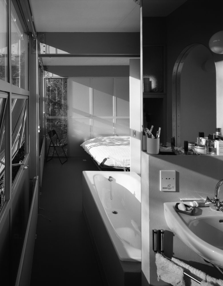 Photographer's house and studio, Bussum: the bathroom and bedroom on the first floor. Architect/Designer: Koen van Velsen. Photo: Martin Charles. Netherlands, Hilversum. 1984. Style: High-Tech. Source: RIBA