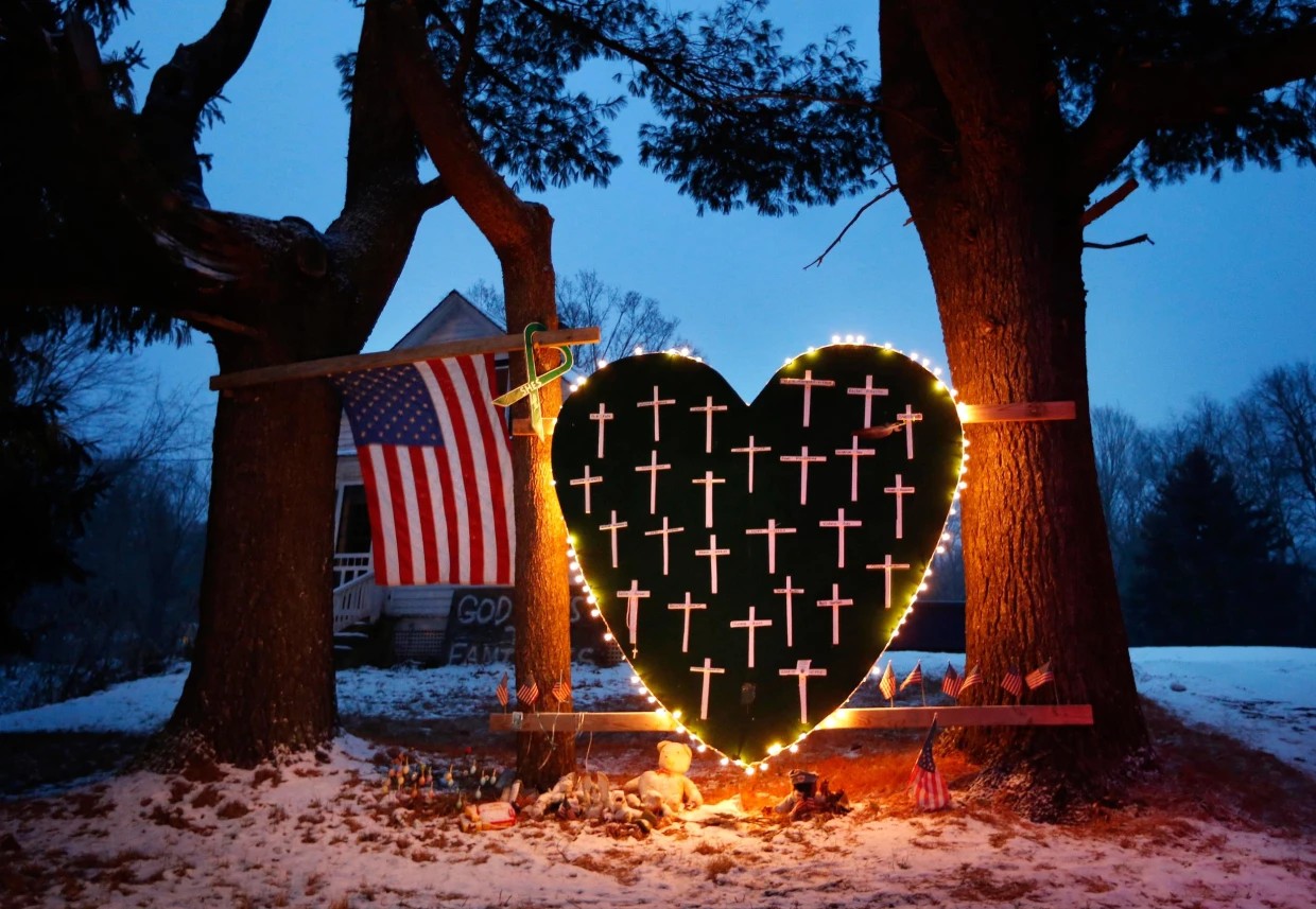 Импровизированный мемориал в память о жертвах массового убийства в школе «Сэнди-Хук» возле дома в Ньютауне, штат Коннектикут, в субботу, 14 декабря 2013 года, в годовщину стрельбы. Фото: Robert F. Bukaty / AP Photo