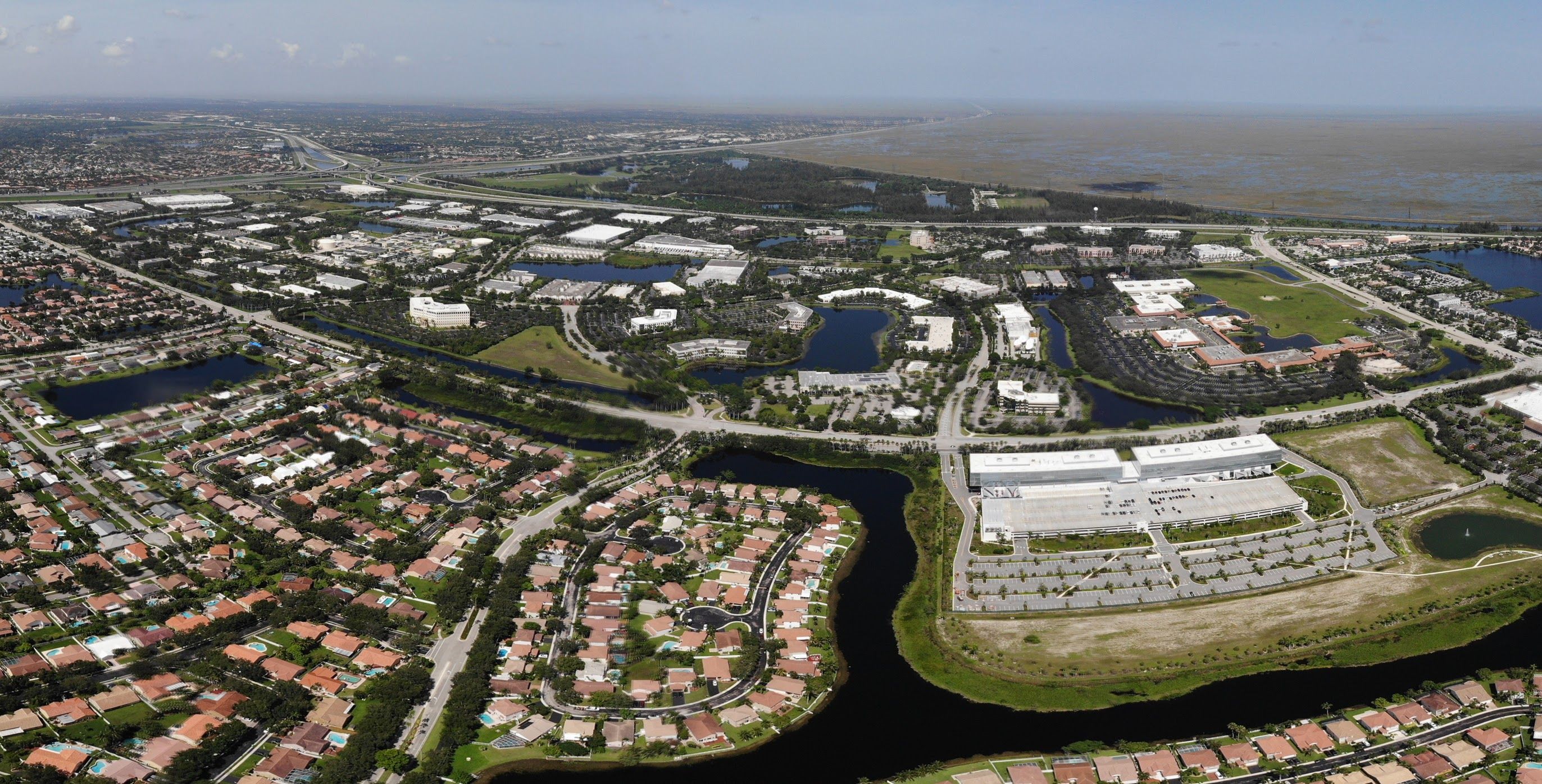 Панорамный вид с воздуха на Sawgrass Corporate Parkway в Санрайзе, Флорида
