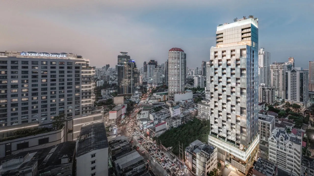 Кондоминиум The Strand в Бангкоке. Завершен в 2022 году. Застройщик: ONE.SIX DEVELOPMENT CO., LTD. Проект: HB Design