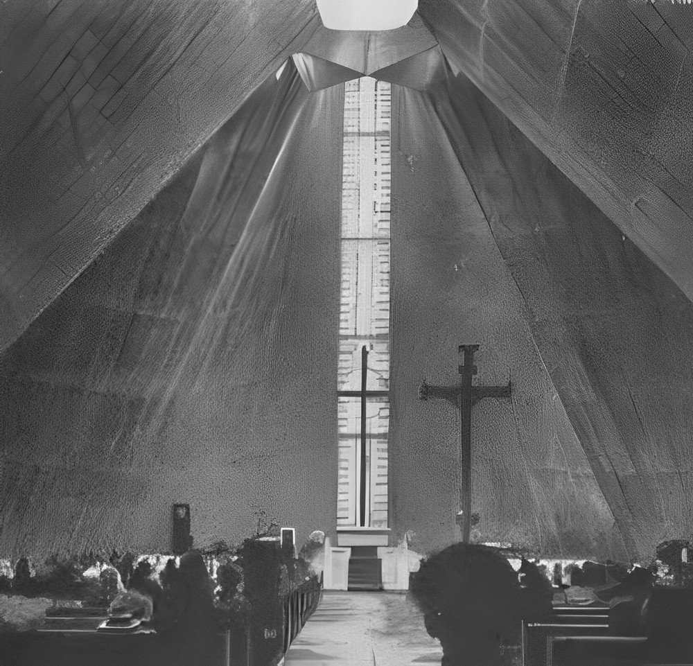Кафедральный собор святой Марии в Токио. Вид сверху и фрагмент интерьера. 1965 г.
