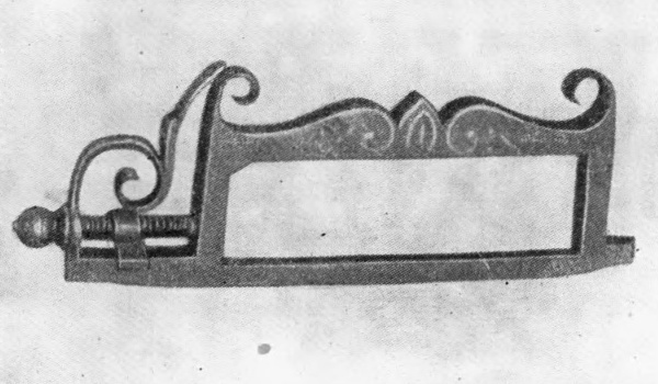 Рис 1. Железная слесарная пила длиной 480 мм с деревянной ручкой, помеченная 1665-м годом и инициалами М. К. Прага. Из собрания Пражского Музея