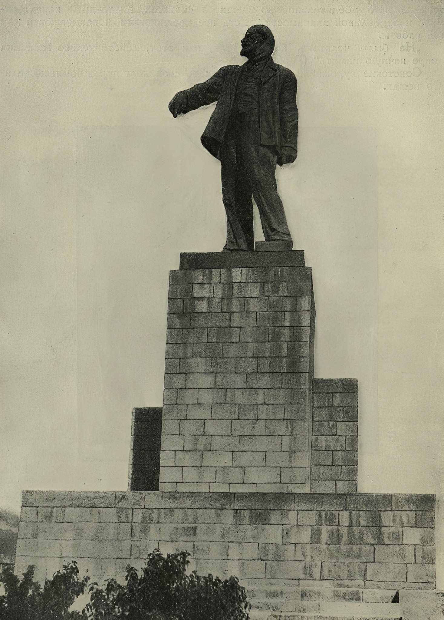 И. Шадр. Памятник Ленину на Загэсе. I. Chadr. Monument de Lénine à Zagués. (Station électrique du Transcaucase.)