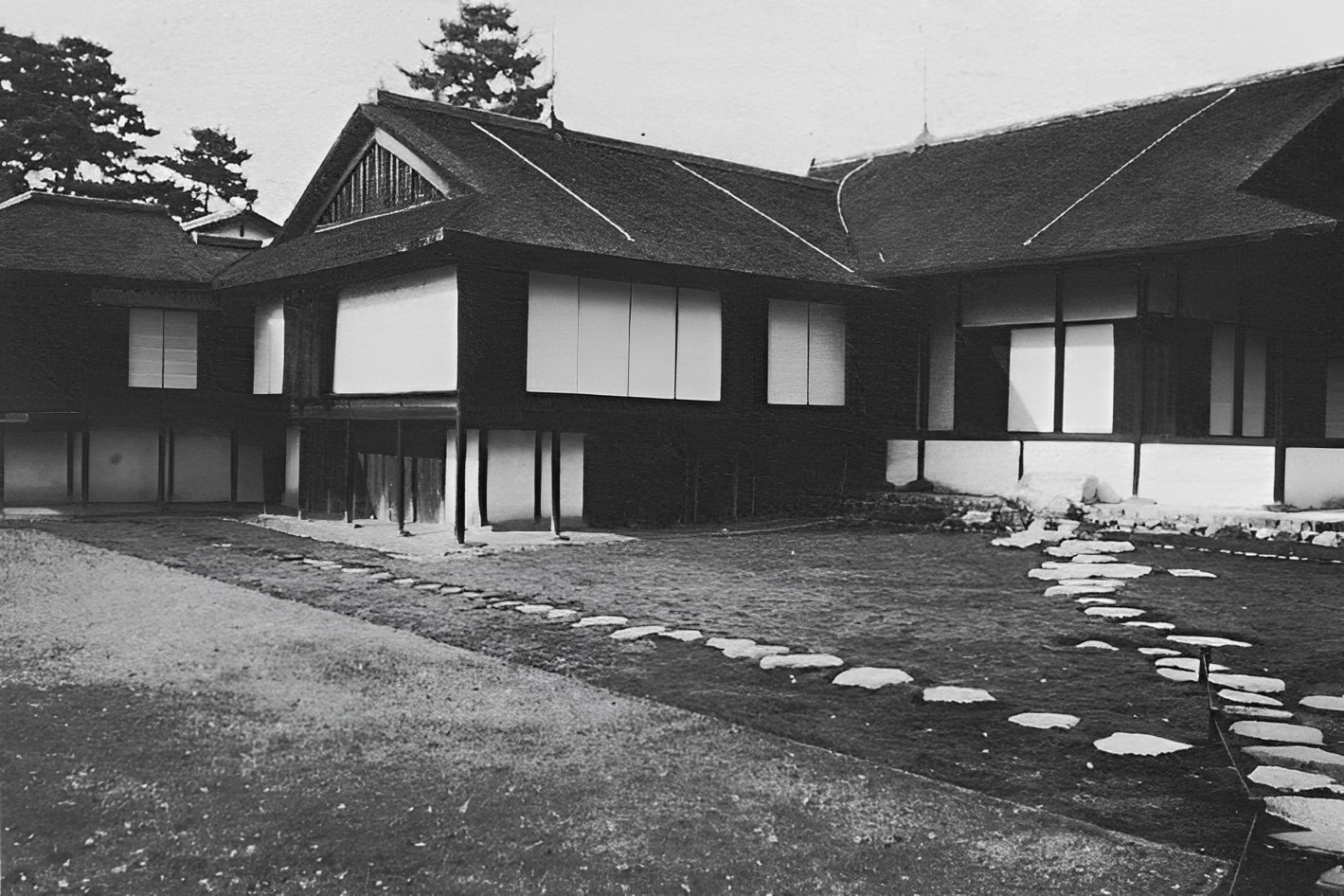 (3) Katsura Imperial Palace, Kyoto. Pavilions were added on the diagonal after the first one built in 1615. Kurokawa calls these shoin pavilions jiga (or capsules) and the connecting space, the verandahs, engawa.