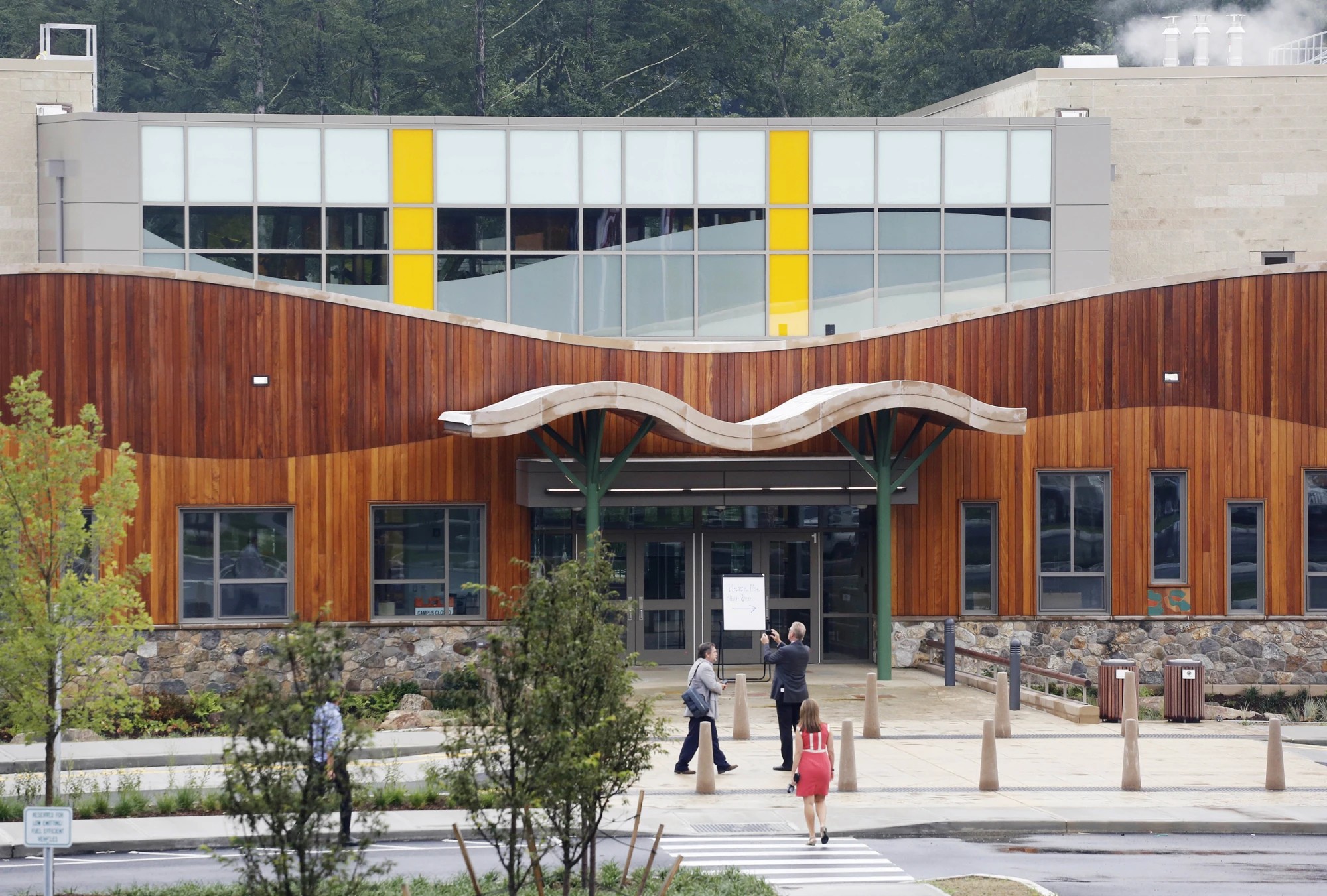 Фасад новой школы «Сэнди-Хук». 29 июля 2016 года. Фото: Mark Lennihan / AP Photo