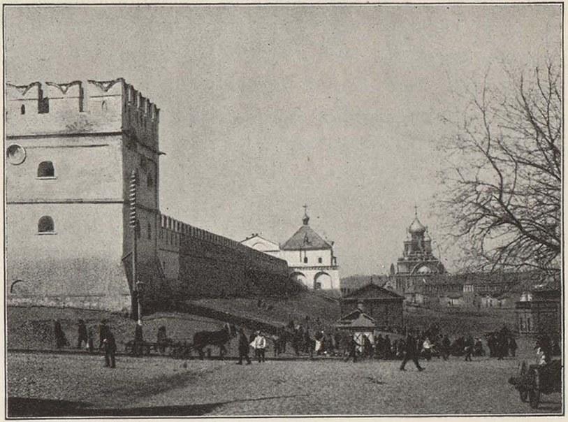 Часть Астраханского кремля, вправо видна Единоверческая церковь.