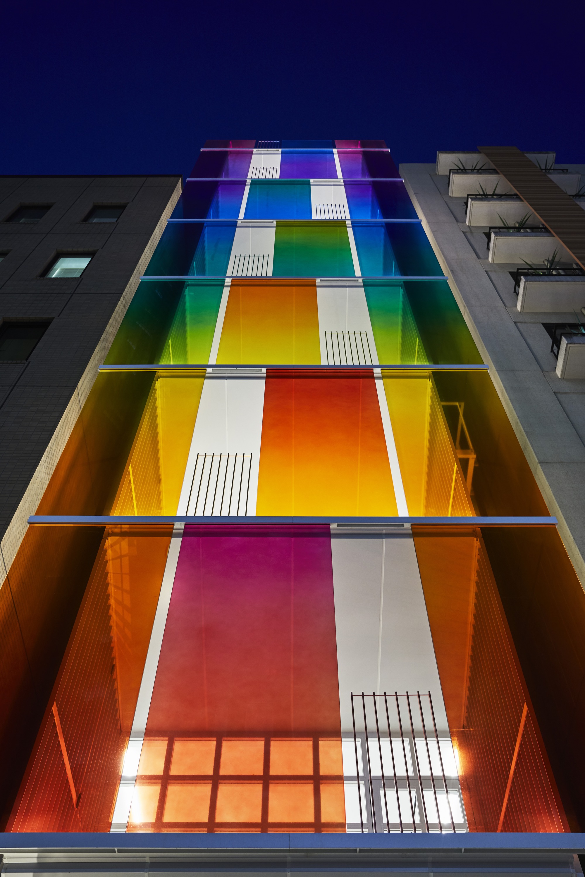 Vertical Rainbow Office Building. Tokyo, Japan / SAKO Architects. Photo © Koji Fuji
