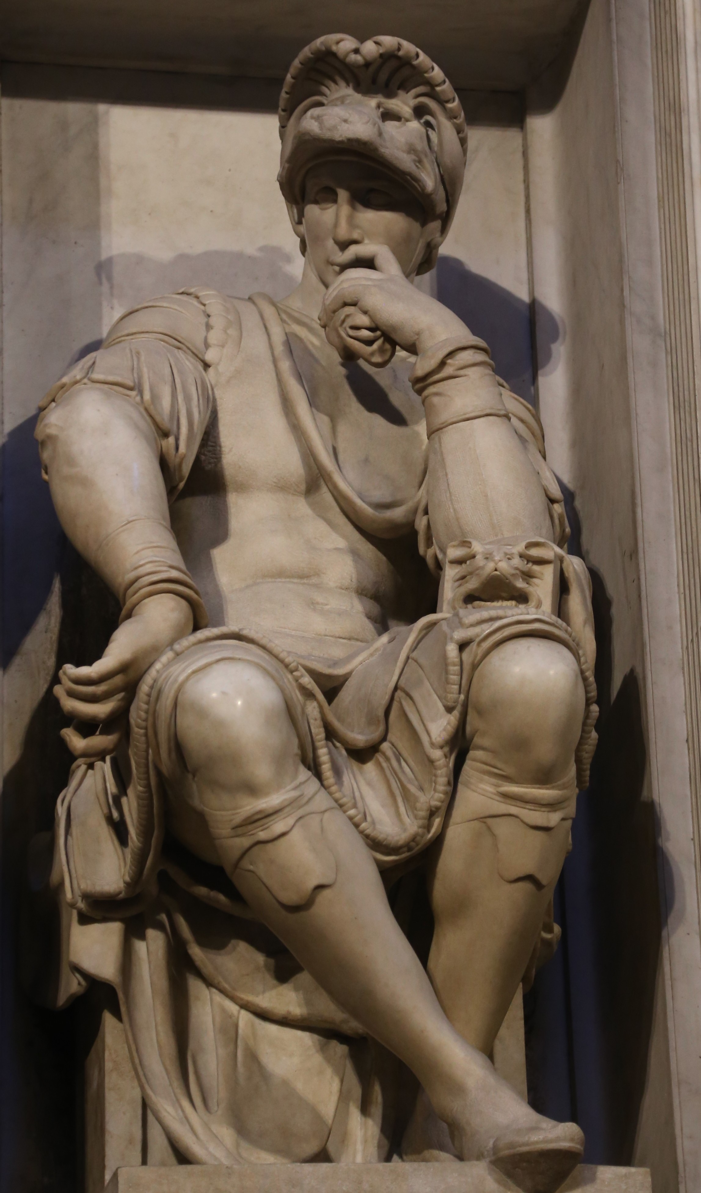 Рис. 25. Микельанджело. Статуя Лоренцо Медичи. Капелла Медичи во Флоренции