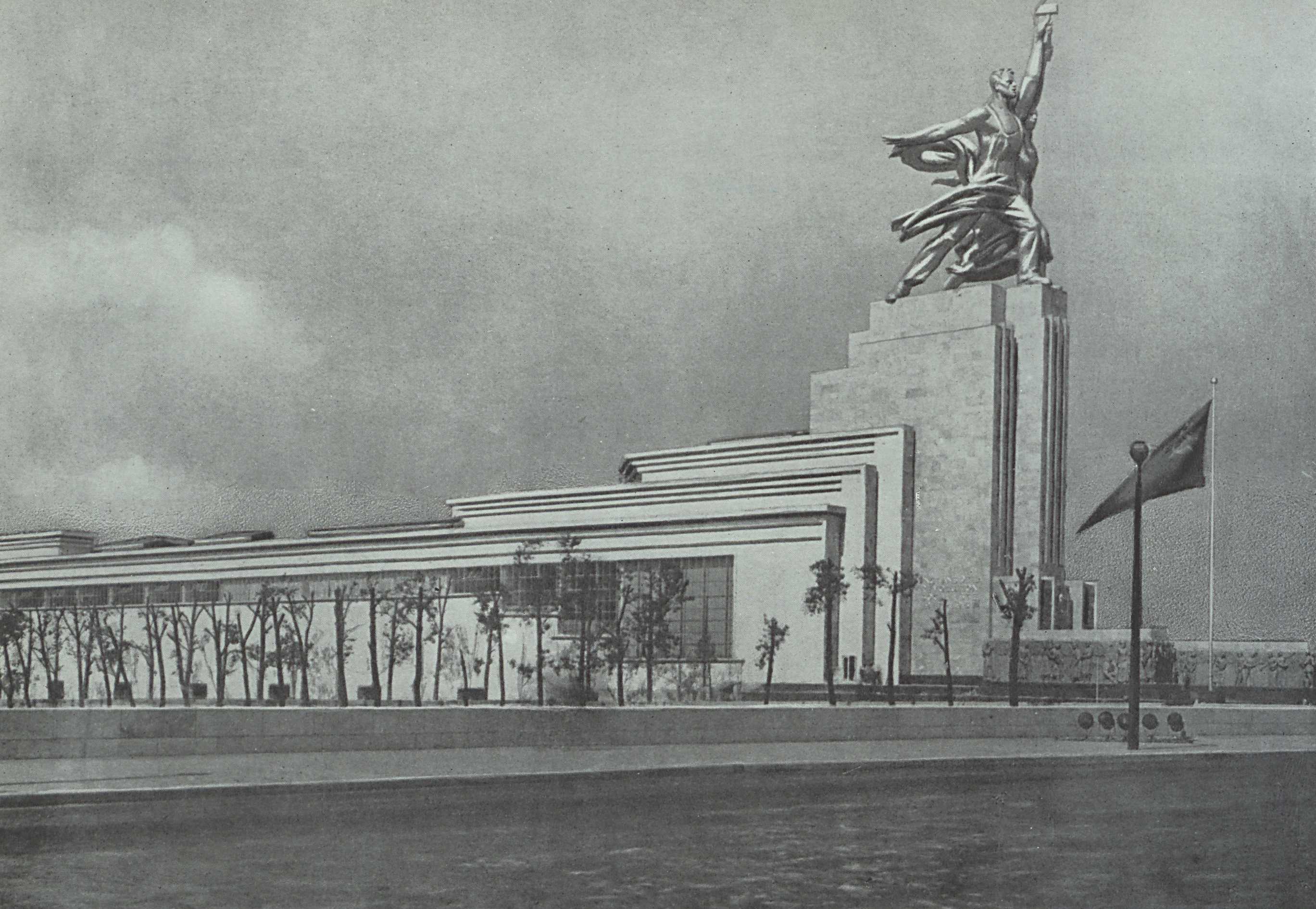 Архитектор Б. Иофан, скульптор В. Мухина. Советский павильон на Международной выставке в Париже. 1937.