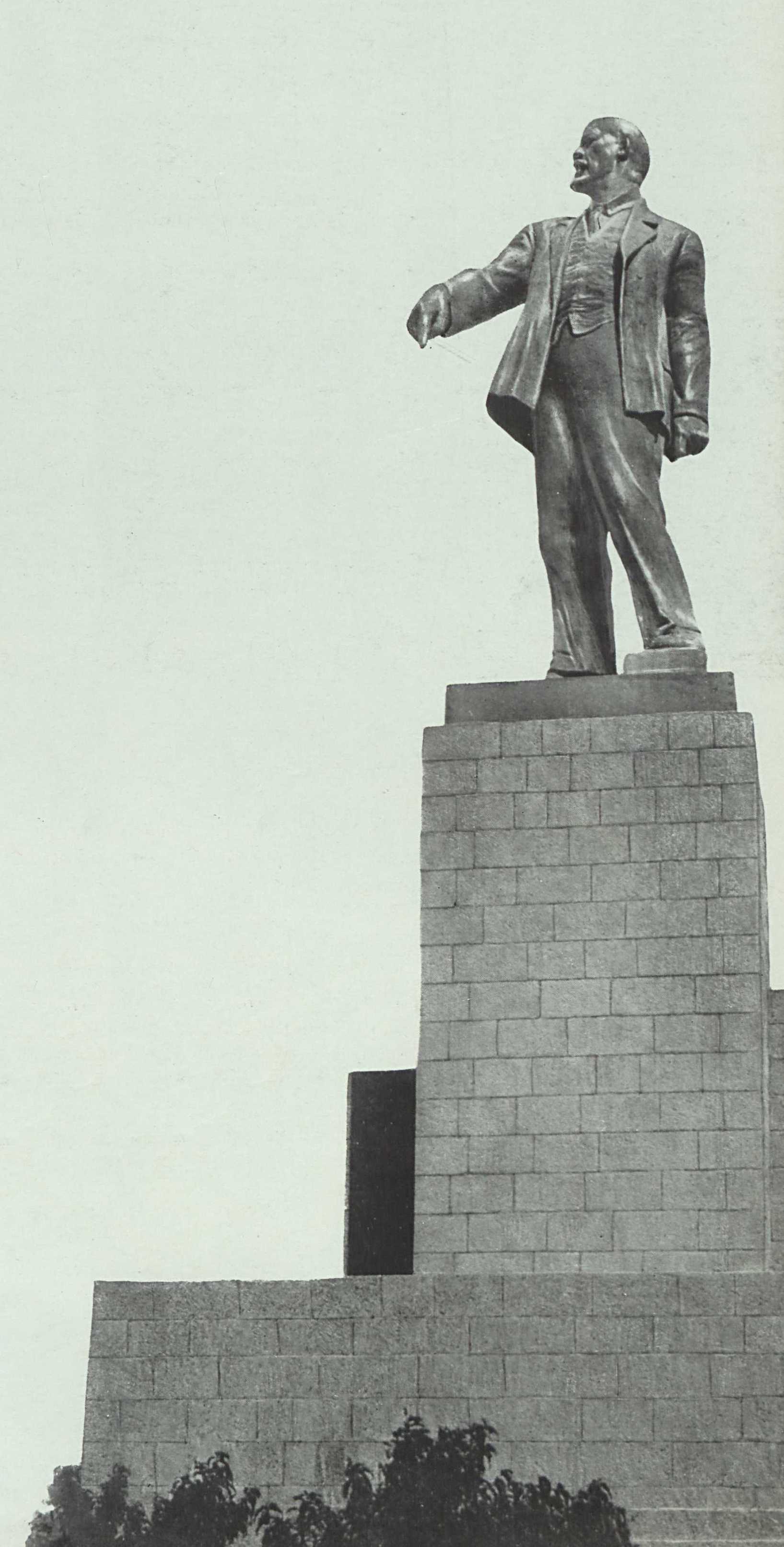 Скульптор И. Шадр, архитектор С. Чернышов. Памятник В. И. Ленину в ЗАГЭСе. 1925—1929.