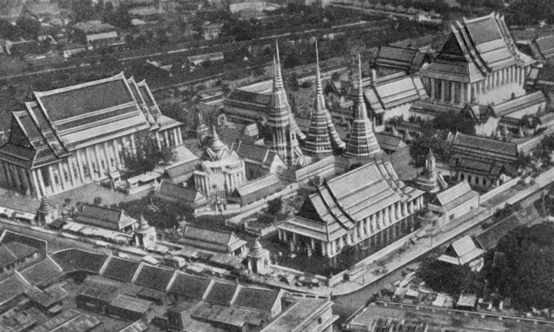 Рис. 22. Бангкок. Ват По. На первом плане мондоп, фланкированный ботом с гигантской статуей лежащего Будды (слева) и веханом (справа), далее группа чеди, на заднем плане бот в центре прямоугольного двора