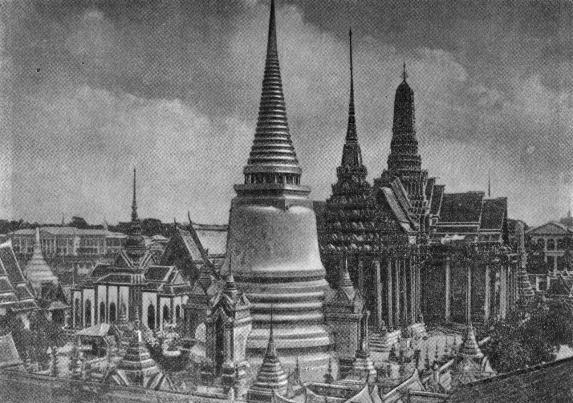 Рис. 24. Бангкок. Ват Пра Кео. Центральная группа зданий. На первом плане ступа Пра Ратаначеди, далее Махамондоп и прасат Пра Тепедон