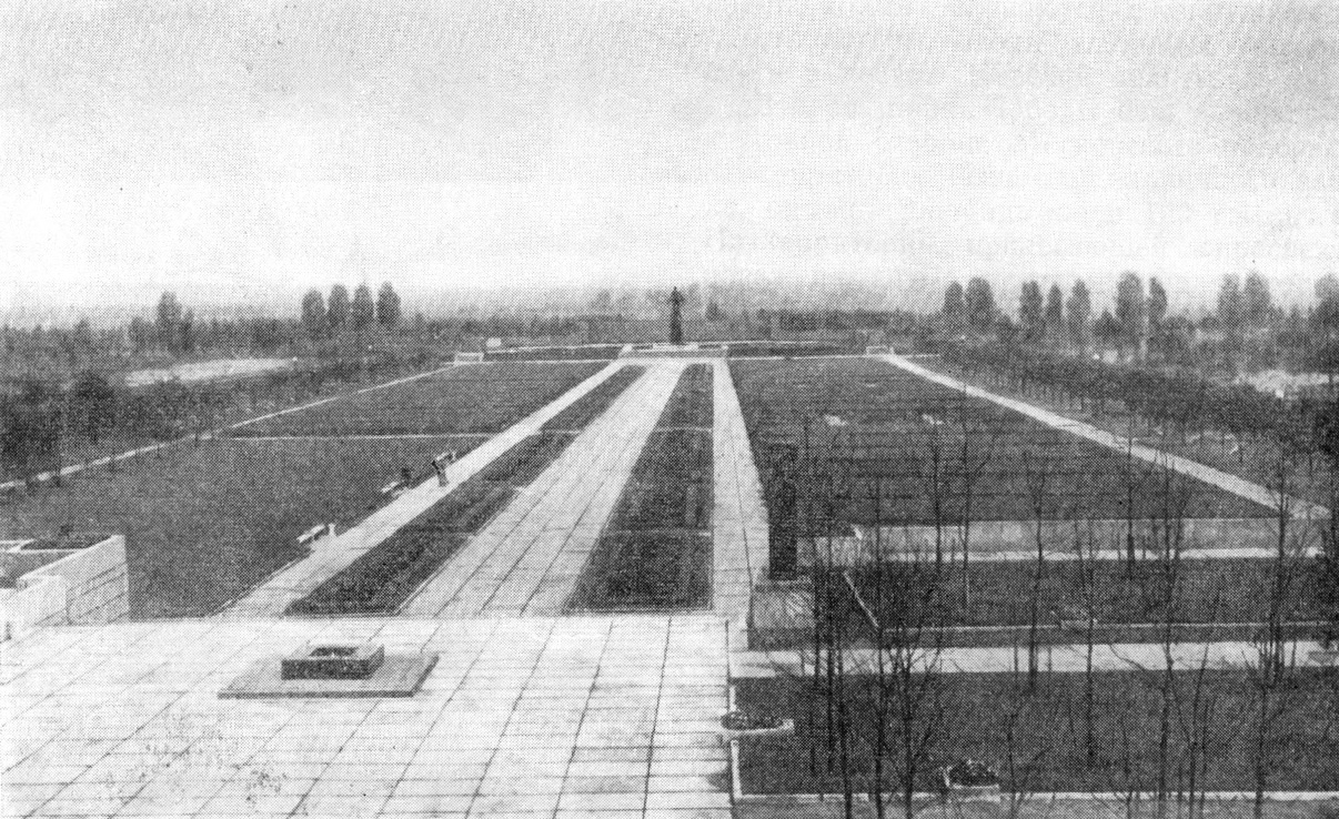 Ленинград. Мемориальный комплекс на Пискаревском кладбище. 1960 г. Архитекторы А. Васильев, Е. Левинсон, скульпторы В. Исаева, Р. Таурит, Б. Каплянский, А. Малахин, М. Вайман, М. Харламова
