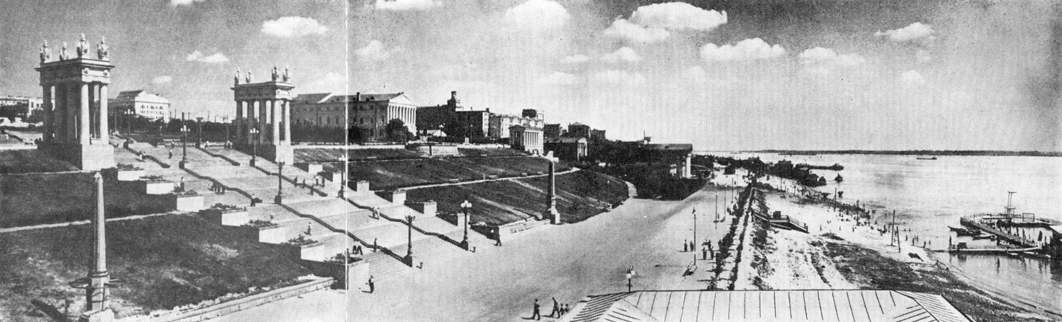 Волгоград. Схема плана города. Архитекторы К. Алабян, В. Симбирцев, Н. Поляков, А. Пожарский, инж. В. Бутягин. 1945 г. Набережная центральной части города. Архитекторы В. Симбирцев, И. Фиалко. 1952—1953