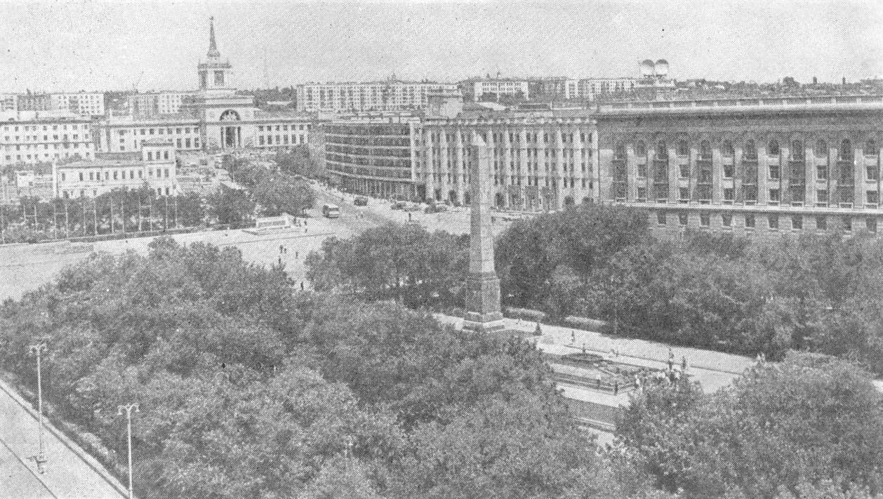 14. Волгоград. Площадь Павших Борцов. Архитекторы В. Симбирцев, Е. Левитан. Здание Драматического театра. Архит. Н. Куренной. 1945—1952 гг. План центра города. Архитекторы К. Алабян, В. Симбирцев, Н. Поляков, А. Пожарский, инж. В. Бутягин