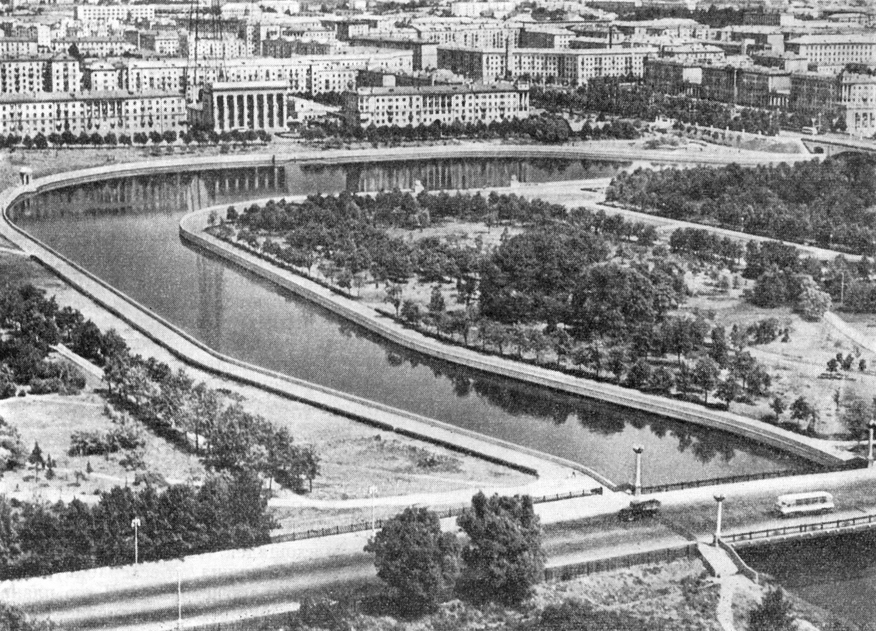 23. Минск. Вид центральной части города и парка у р. Свислочь