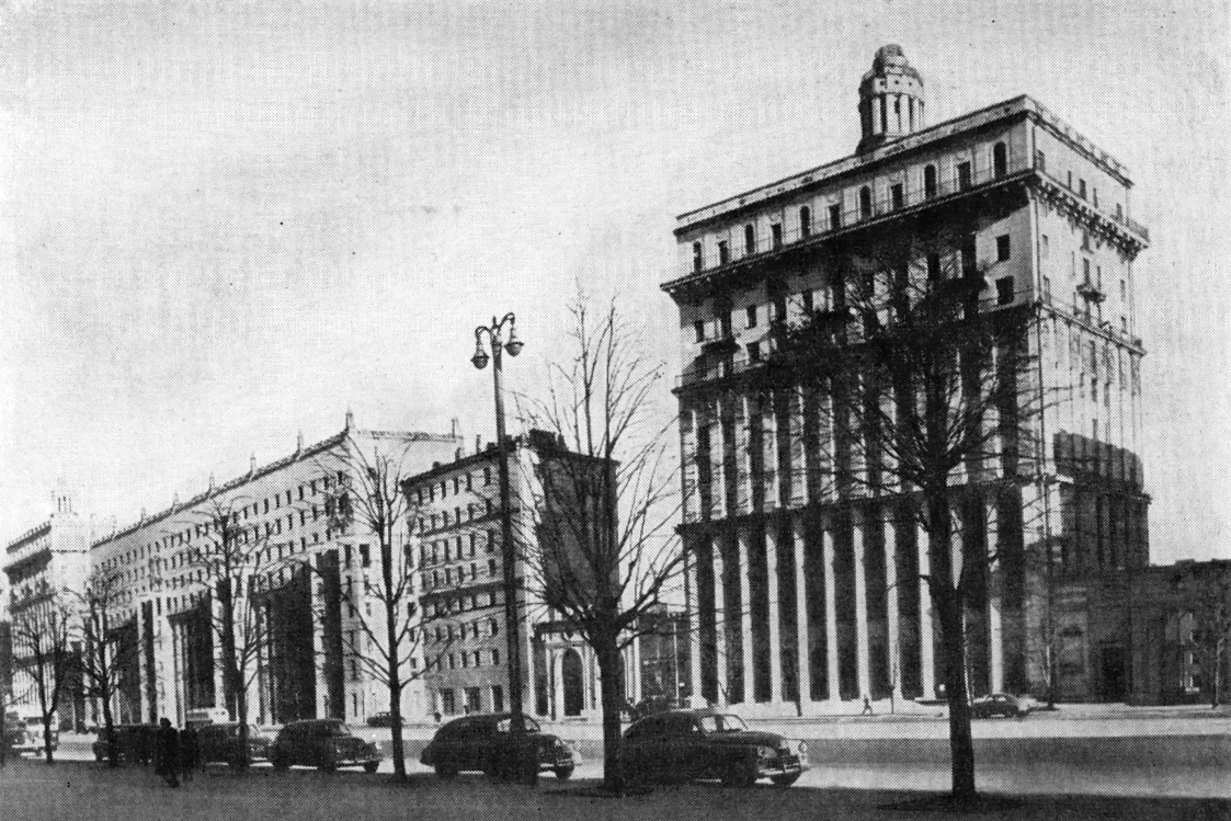 31. Москва. Кутузовский проспект. Ансамбль жилых домов. Архитекторы Ю. Емельянов, 3. Розенфельд