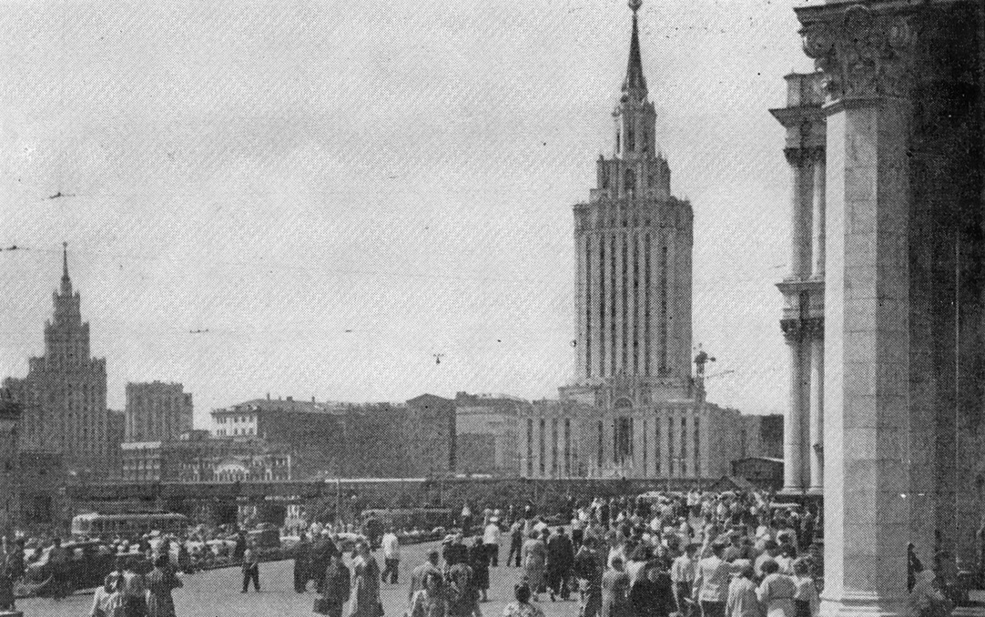 33. Москва. Высотная гостиница на Комсомольской площади. Архитекторы Л. Поляков, А. Борецкий