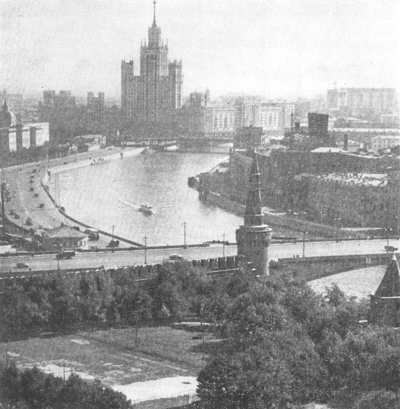 35. Москва. Высотное здание на Котельнической набережной. Архитекторы Д. Чечулин, А. Ростковский. Общий вид. Схема генплана