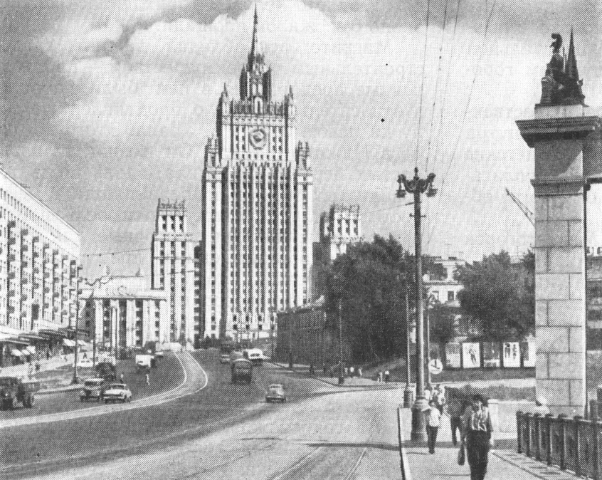 37. Москва. Здание Министерства иностранных дел. Архитекторы В. Гельфрейх, М. Минкус. Общий вид. Схема генплана