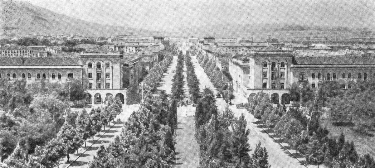 49. Рустави. Схема планировки города. Архитекторы Л. Кобаладзе, 3. и Н. Курдиани, Д. Меликишвили, М. Непринцев и др. Комсомольская улица. Застройка центральной площади