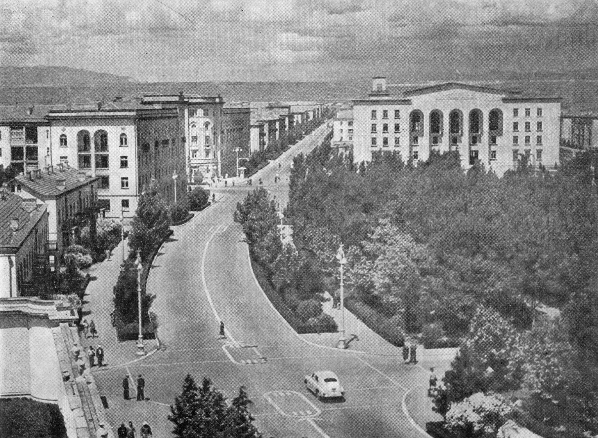 49. Рустави. Схема планировки города. Архитекторы Л. Кобаладзе, 3. и Н. Курдиани, Д. Меликишвили, М. Непринцев и др. Комсомольская улица. Застройка центральной площади