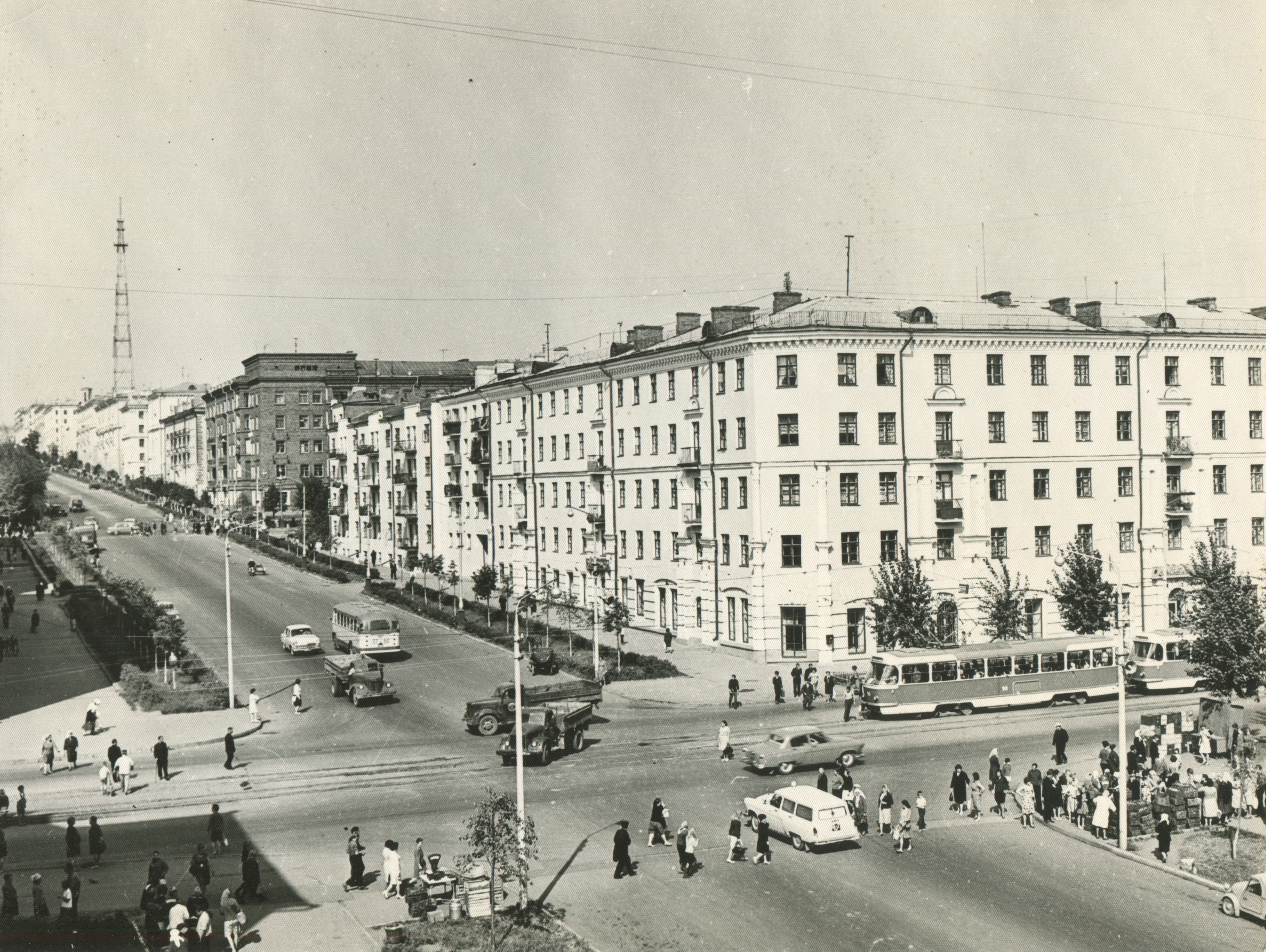 Ижевск. Перекресток ул. Пушкинская и ул. Ленина. 1960-е гг. (?). Фото из архива УРООО СА России