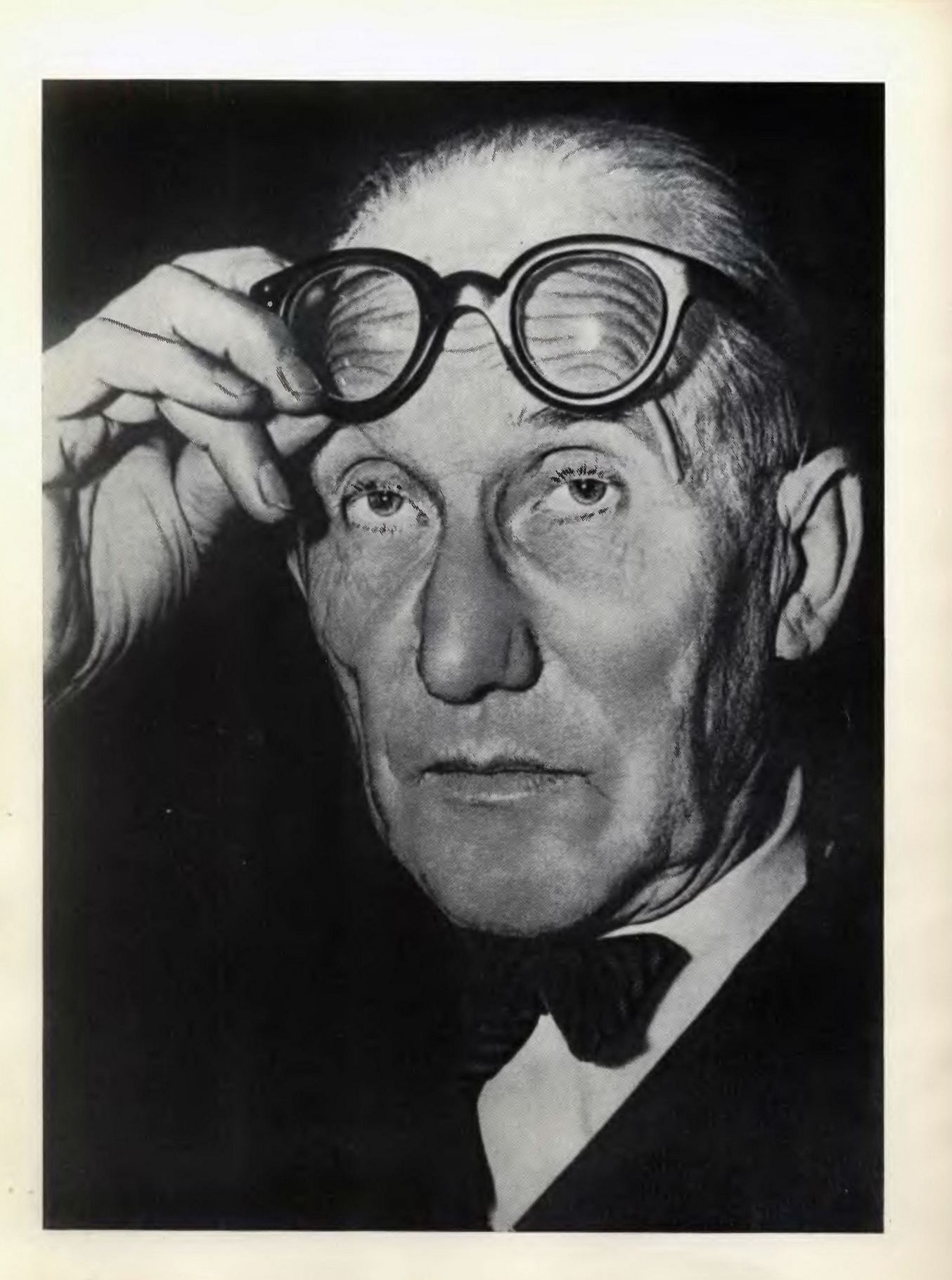 Архитектура XX века / Ле Корбюзье ; Перевод с французского В. Н. Зайцева и В. В. Фрязинова; Составитель М. В. Толмачев; Редактор С. Д. Комаров; Послесловие К. Т. Топуридзе. — Второе издание. — Москва : Прогресс, 1977