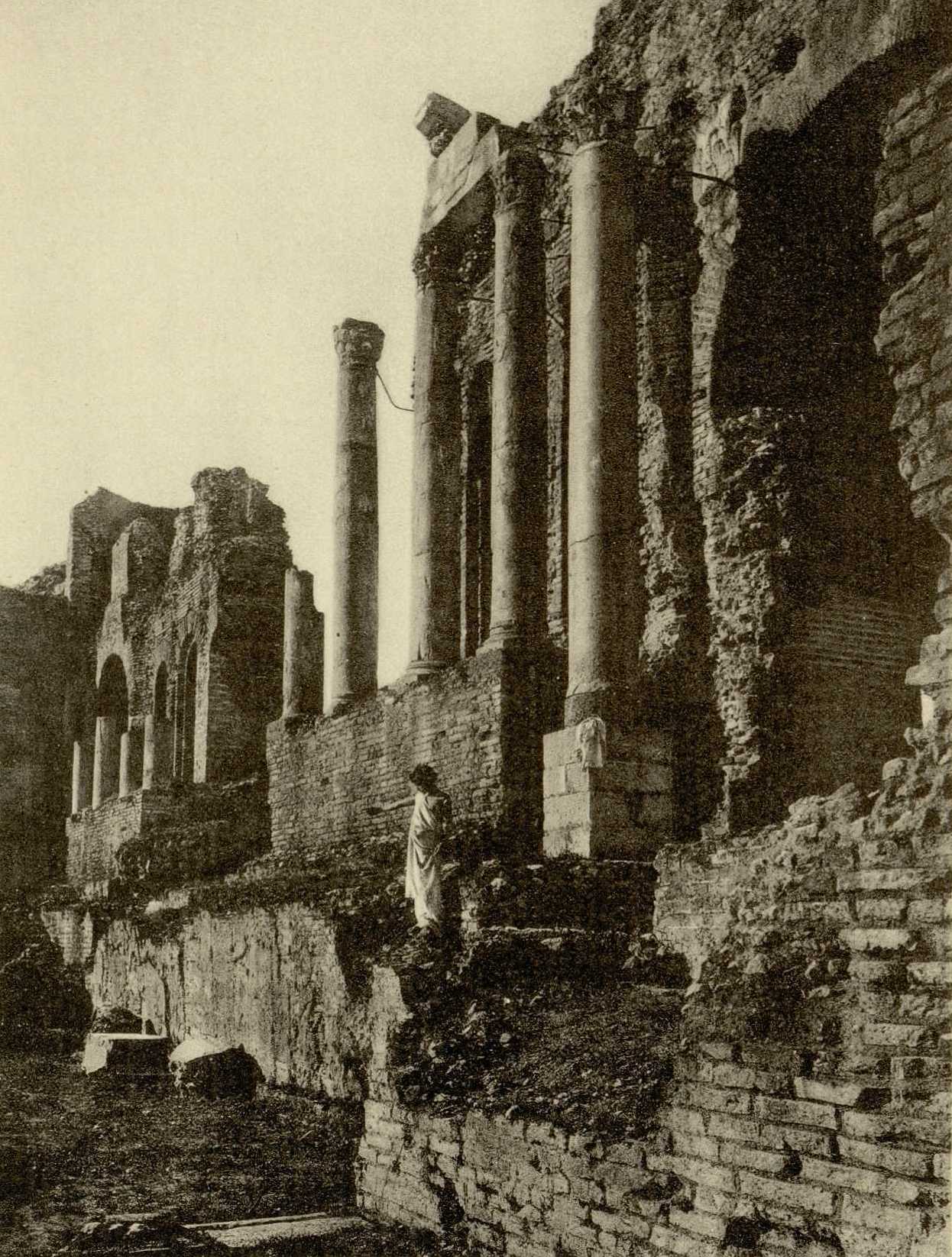 Таормина. Остатки сцены античного театра.