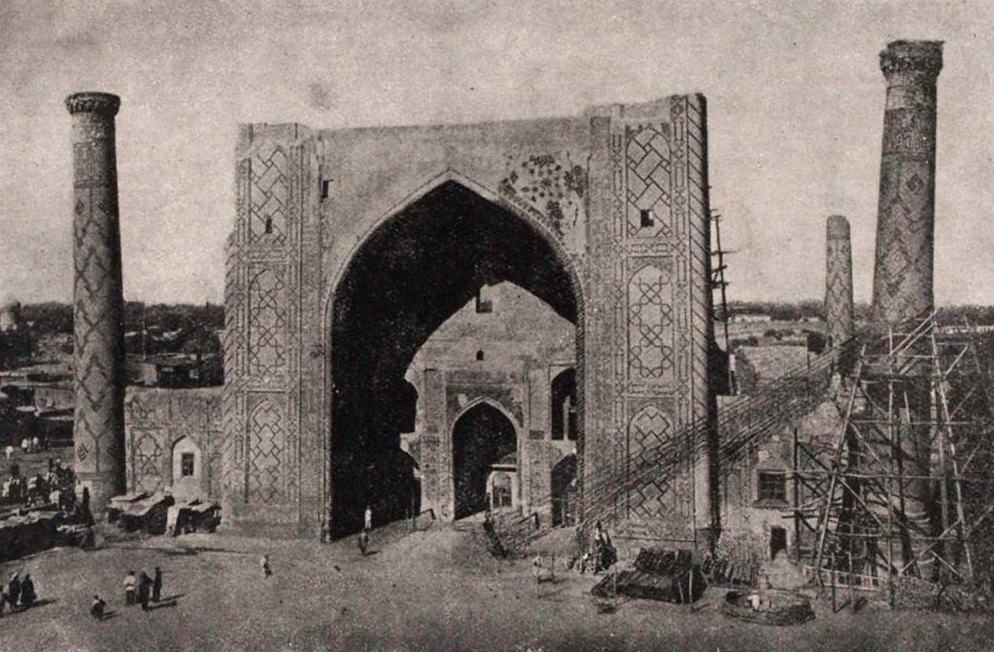 Рис. 1. Медресе Улугбека 1420 г. в Самарканде в процессе выпрямления падающего северо-восточного минарета