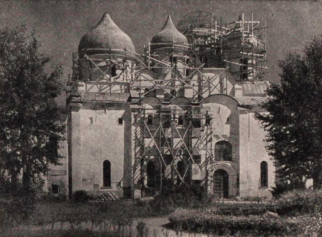 Рис. 3. Софийский собор 1045—1050 гг. в Новгороде. Южный фасад в процессе реставрации
