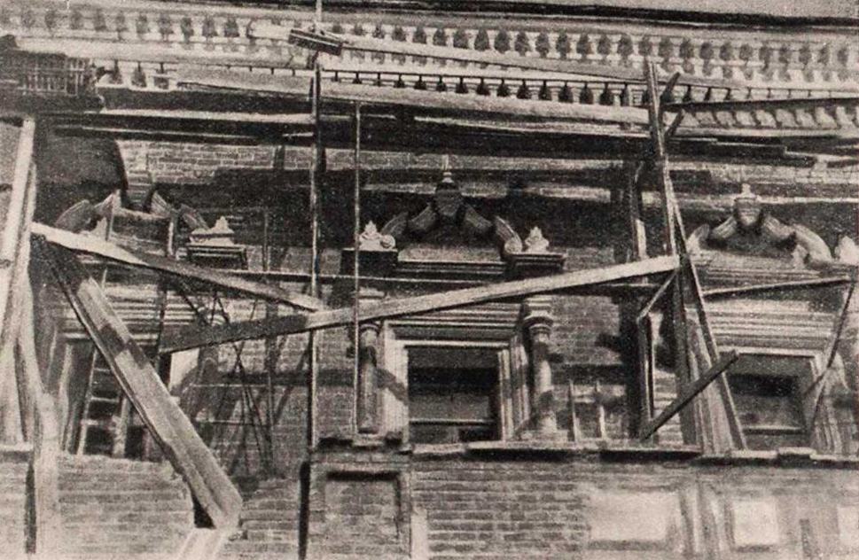 Рис. 4. Собор Богоявленского монастыря 1693 г. в Москве. Фрагмент южного фасада трапезной в процессе реставрации